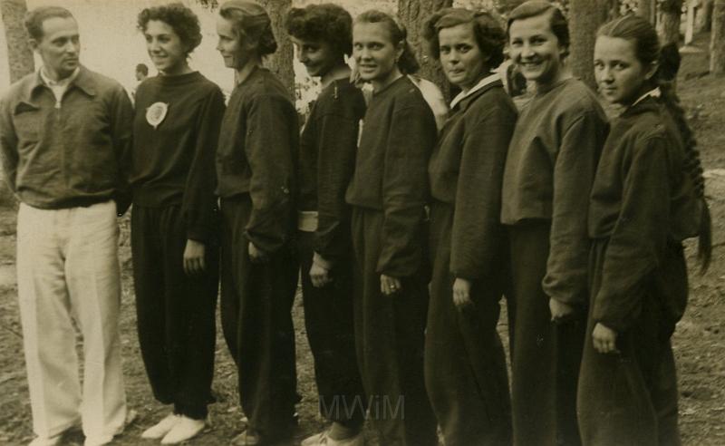 KKE 3460.jpg - Drużyna lekkoatletyczn ZS "Ogniwo" Olsztyn. od lewej: pierwszy Jan Rutkowski, Olsztyn, 1950 r.